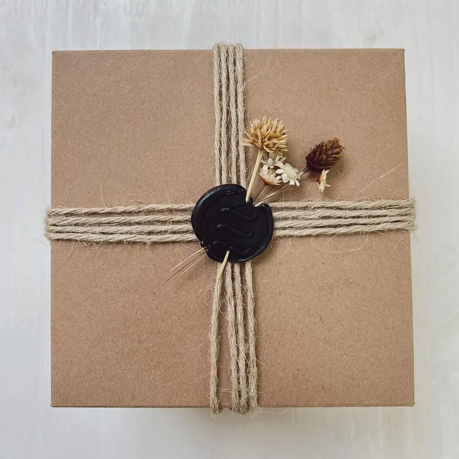 Presente embrulhado em papel kraft